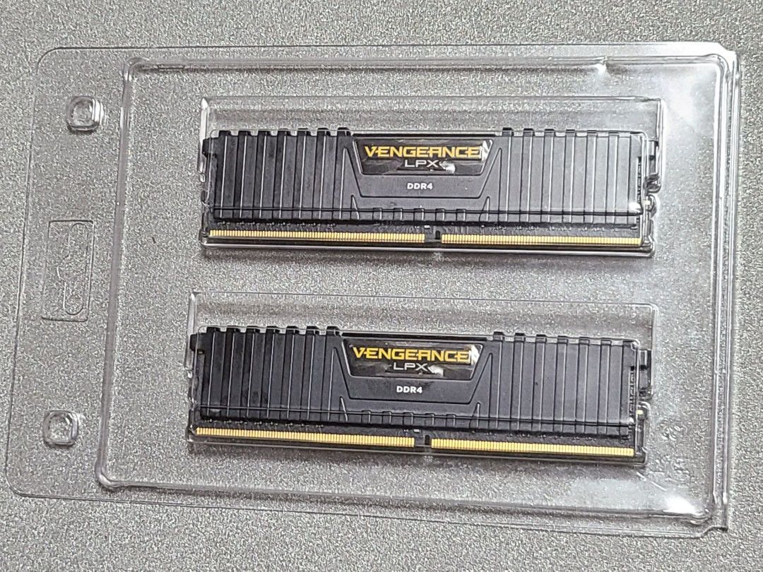 2x 4GB DDR4 2666 Corsair Vengeance LPX