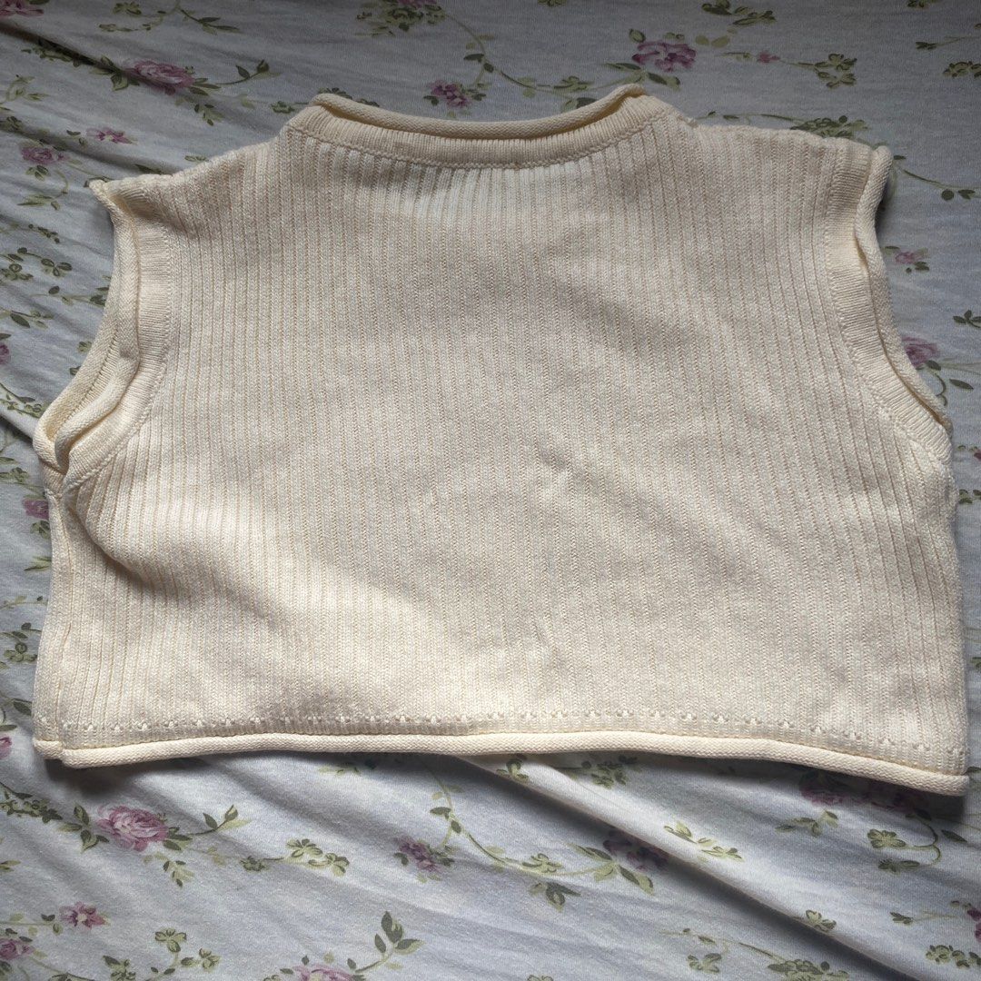 plain casual cream / offwhite knit crop top (Category: Sleeveless) located in San Pablo. Submitted by nyangjunz (Listing ID 1281888077, Image 3). Description: - no when worn - see photo for measurements - manage your expectations - last price posted - offer only if serious.
