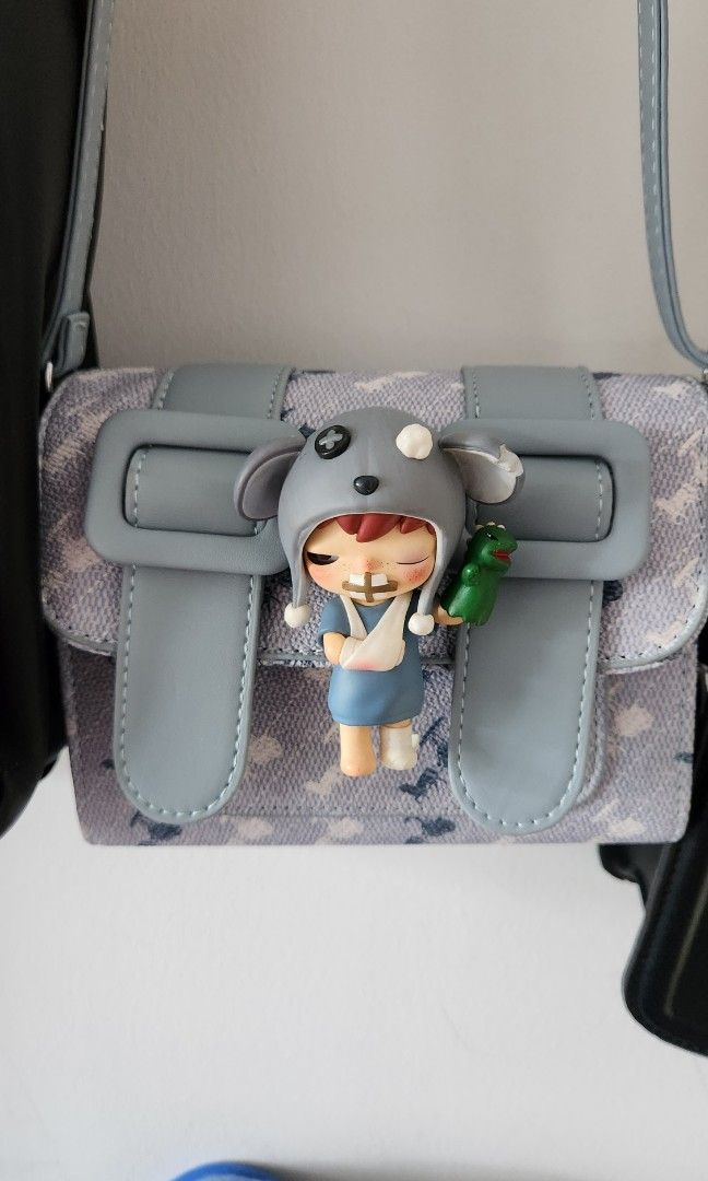Cute going out bags accessorized with Blindbox Characters
