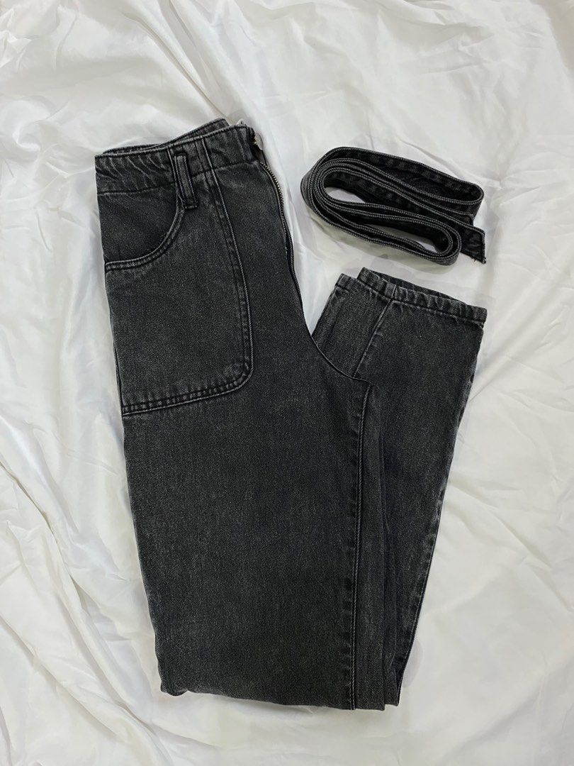 Forever 21 Mom Jeans with Belt (Category: Jeans) located in San Fernando. Submitted by declutterwithchloe (Listing ID 1281914603, Image 1). Description: Forever 21 Mom Jeans with detachable belt Color: Acid Black Waist: 26”-27” Length: 38” Still in pristine condition aside from the faded tag MOP: Gcash MOD: J&T or LBC.