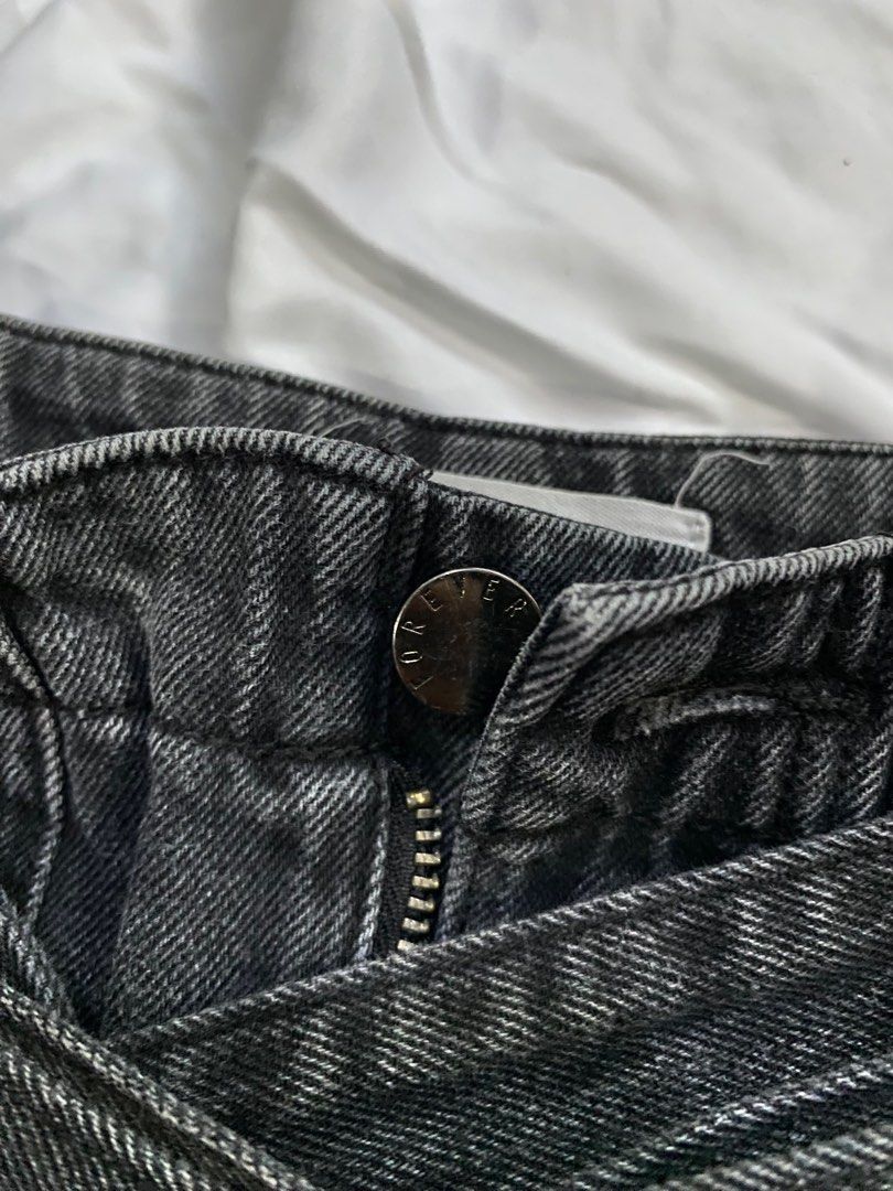 Forever 21 Mom Jeans with Belt (Category: Jeans) located in San Fernando. Submitted by declutterwithchloe (Listing ID 1281914603, Image 3). Description: Forever 21 Mom Jeans with detachable belt Color: Acid Black Waist: 26”-27” Length: 38” Still in pristine condition aside from the faded tag MOP: Gcash MOD: J&T or LBC.