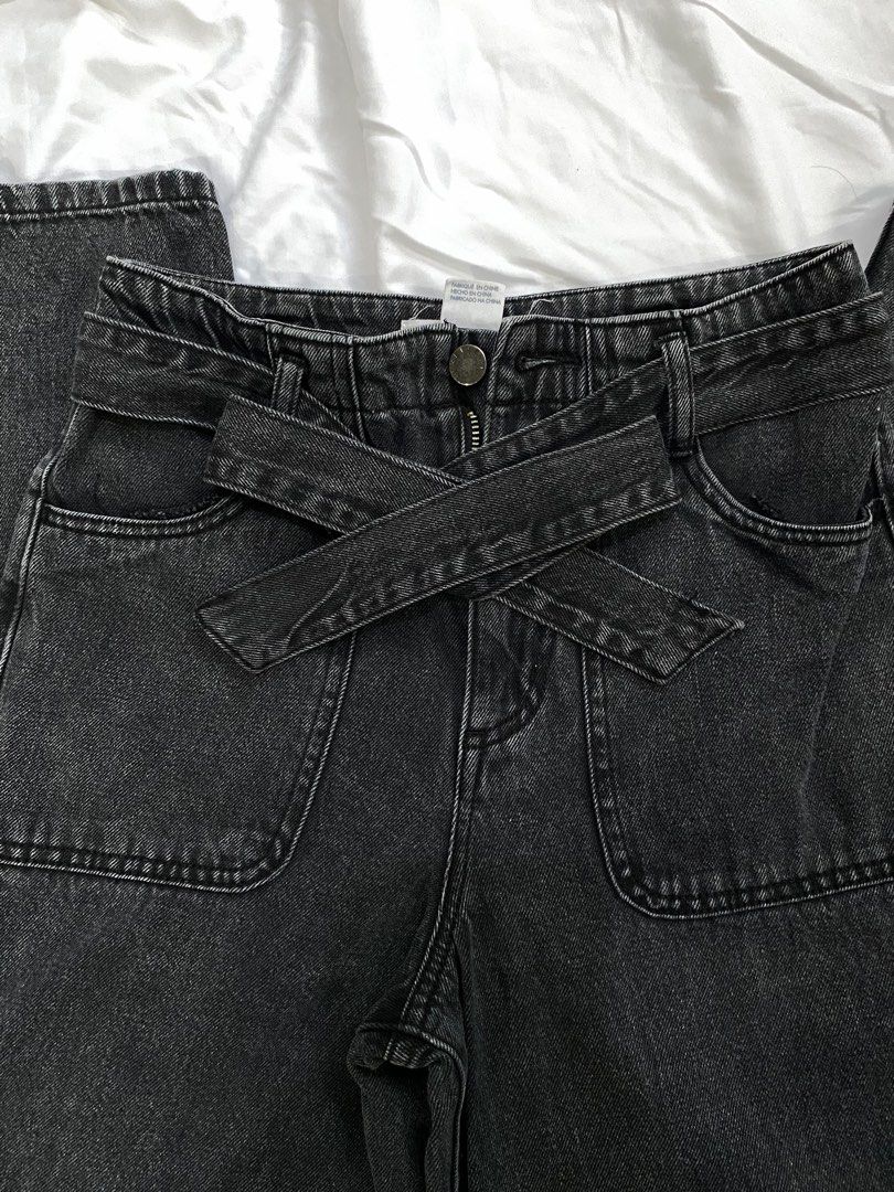 Forever 21 Mom Jeans with Belt (Category: Jeans) located in San Fernando. Submitted by declutterwithchloe (Listing ID 1281914603, Image 2). Description: Forever 21 Mom Jeans with detachable belt Color: Acid Black Waist: 26”-27” Length: 38” Still in pristine condition aside from the faded tag MOP: Gcash MOD: J&T or LBC.