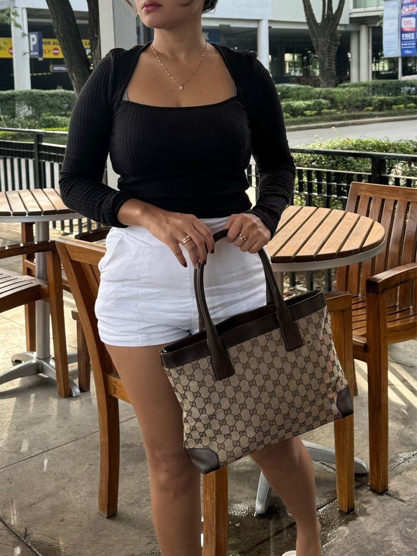 Gucci bag outlet stand