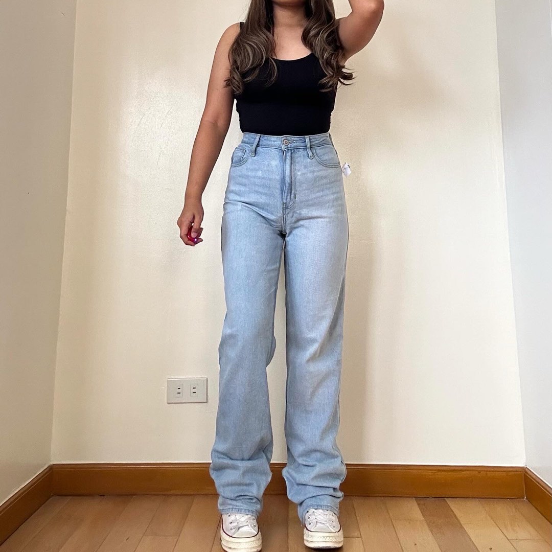 HOLLISTER HIGHWAIST STRAIGHT JEANS Women s Fashion Bottoms