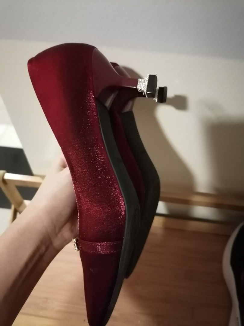 Red court deals shoes low heel
