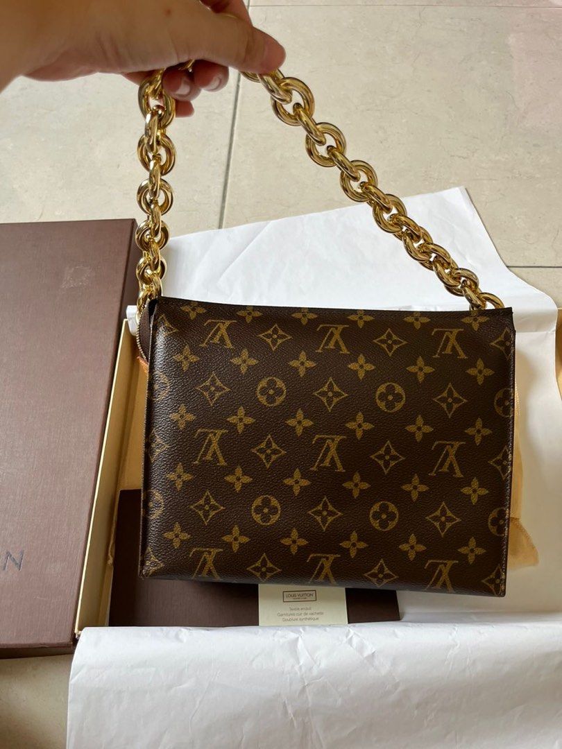 Lv toiletry pouch best sale 26 with chain