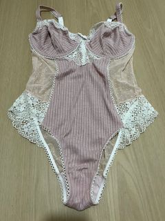 (Category: ) located in . Submitted by zoe_wardrobe (Listing ID 1281911018, Image 1). Description: .