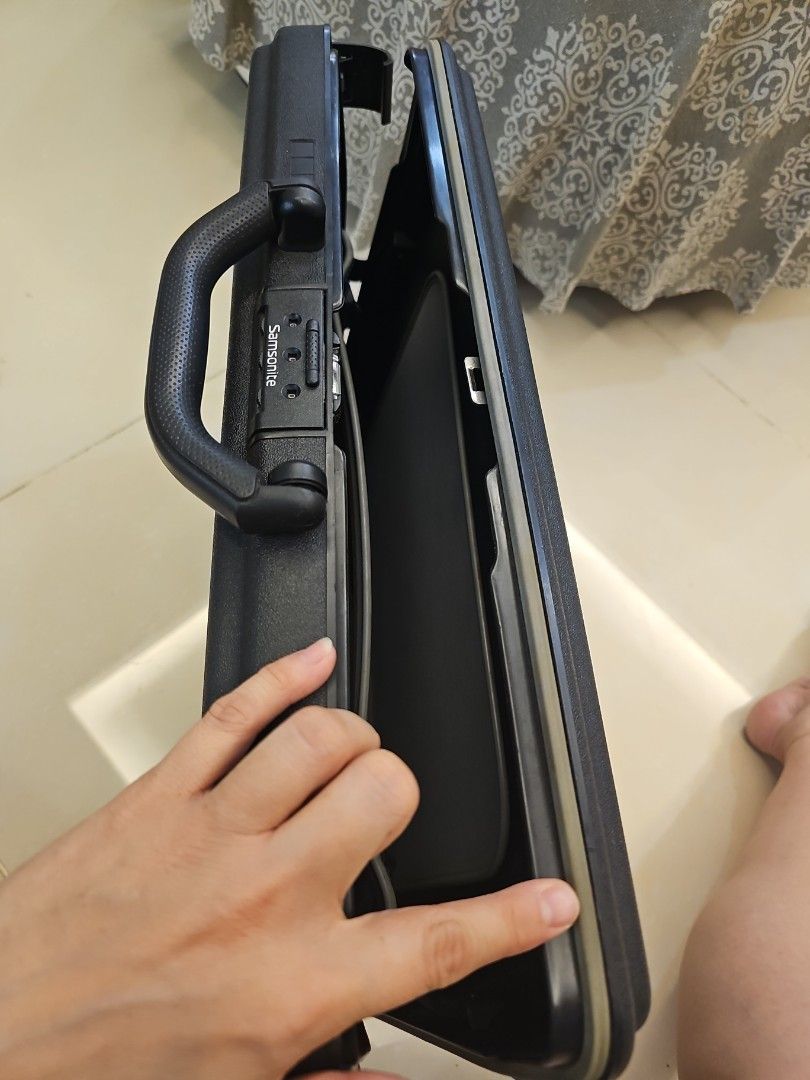 Samsonite Brief Case (Category: Briefcases) located in Seri Kembangan. Submitted by lululok168 (Listing ID 1281925396, Image 3). Description: Brand new but has been kept in store for few years still in good condition.