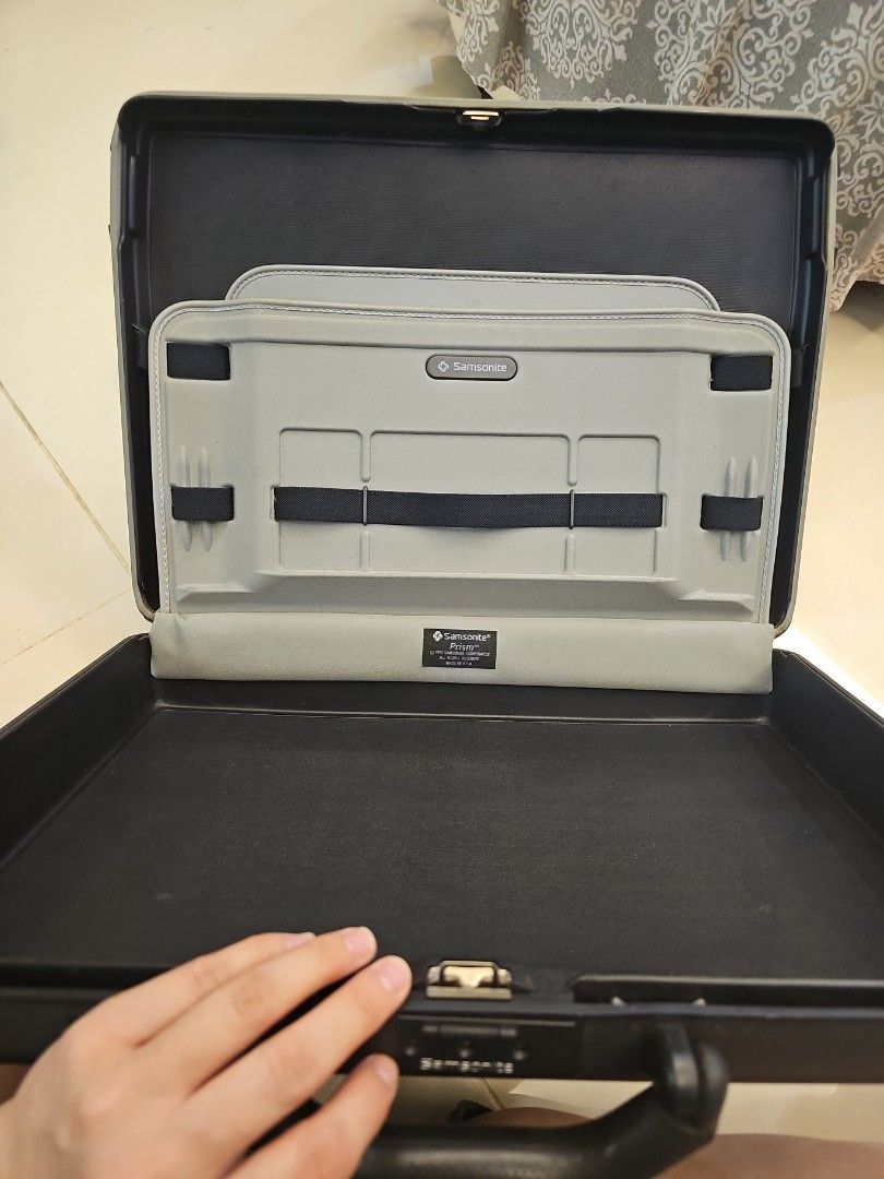 Samsonite Brief Case (Category: Briefcases) located in Seri Kembangan. Submitted by lululok168 (Listing ID 1281925396, Image 1). Description: Brand new but has been kept in store for few years still in good condition.