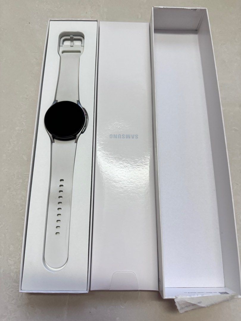 Samsung Galaxy Watch 4 silver Mobile Phones Gadgets Wearables