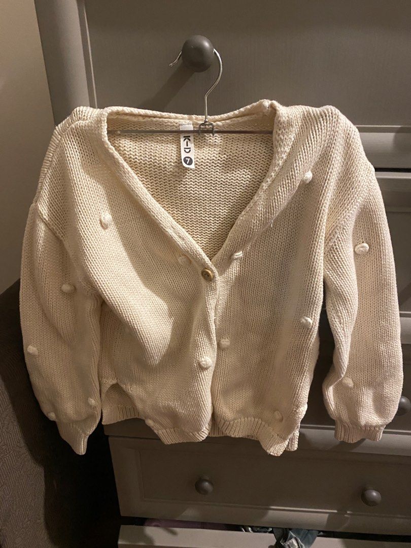 Sweater for 6-7yo girl (Category: Babies & Kids Fashion) located in Las Pinas. Submitted by ketshops (Listing ID 1281950256, Image 1). Description: VGUC. Pretty to pair with dresses. Can fit 6-7yo girl #2024declutter.