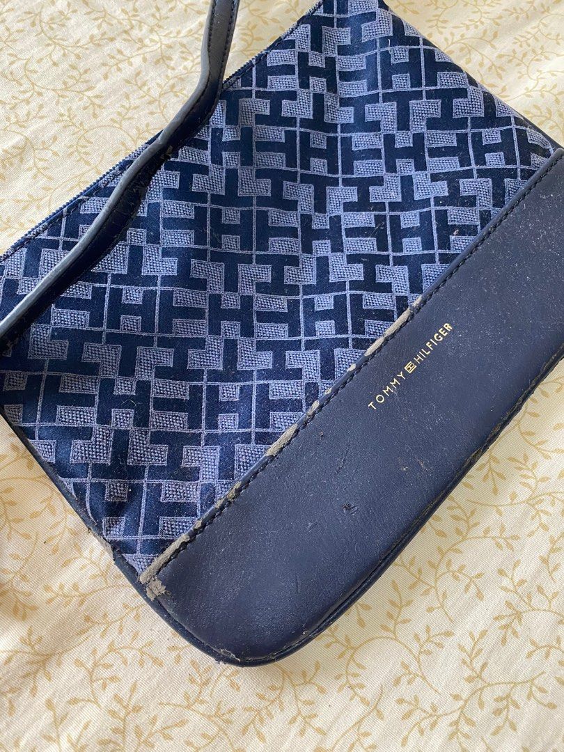 Tommy Hilfiger blue crossbody bag (Category: Luxury Bags & Wallets) located in Cainta. Submitted by cbe23 (Listing ID 1281825704, Image 3). Description: Preloved Adjustable strap With signs of usage.