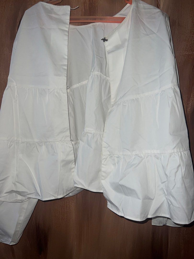 Zara White Backless Long Sleeves Top (Category: Longsleeves) located in Dasmarinas. Submitted by teodoraaaa (Listing ID 1281863423, Image 2). Description: Large but runs small! Can fit medium well. Needs minor stitching at the back.