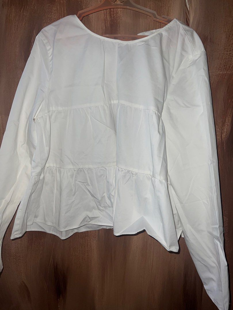 Zara White Backless Long Sleeves Top (Category: Longsleeves) located in Dasmarinas. Submitted by teodoraaaa (Listing ID 1281863423, Image 1). Description: Large but runs small! Can fit medium well. Needs minor stitching at the back.