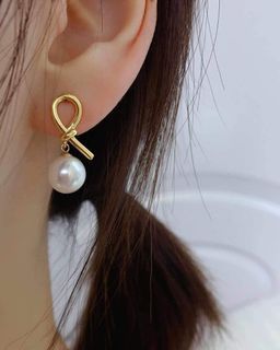 18k South Sea Pearl Knot Pearl Earrings
Pearl size: 8-9mm
Available in White & Gold Pearl

“Knots act as good-luck charms given during Chinese New Year celebration.
In Feng Shui believe, ‘endless knots’ symbolise a long life without setbacks.”