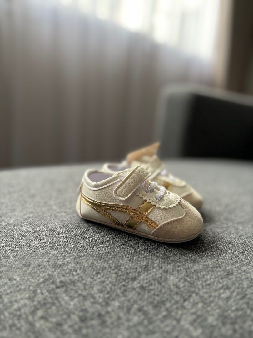 Gold walking clearance shoes
