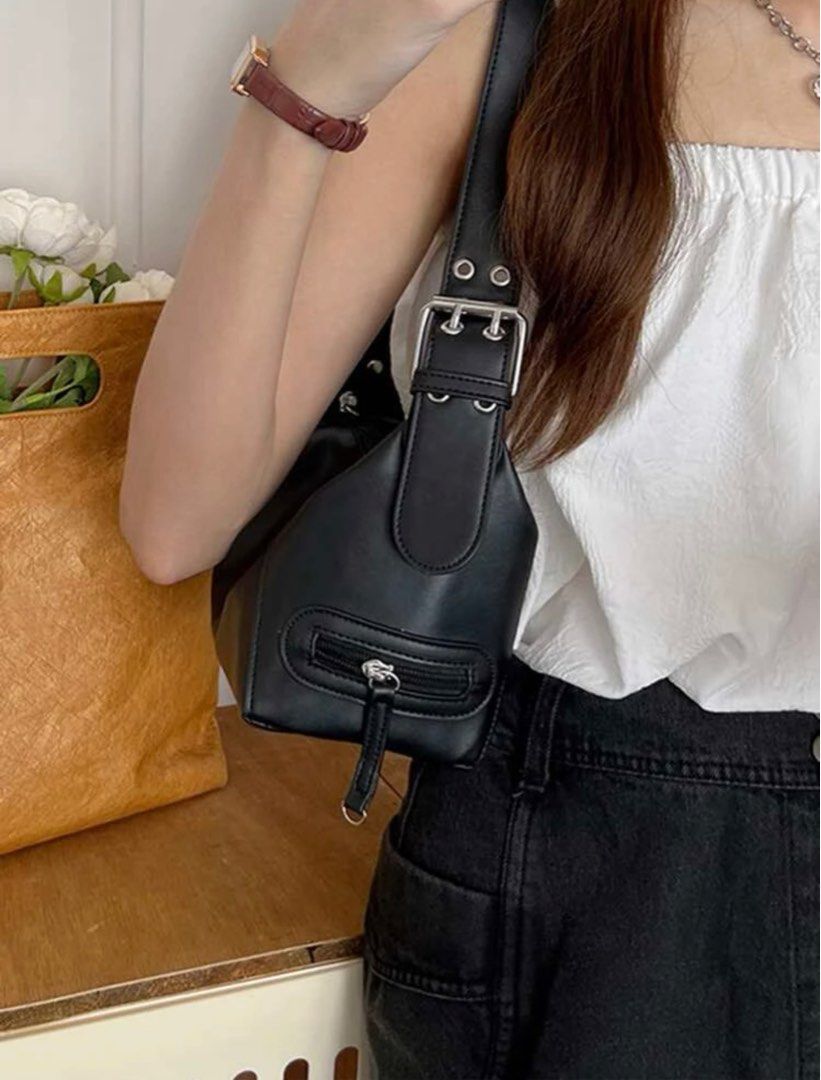 Black Baguette Bag/Shoulder Bag (Category: Shoulder Bags) located in Santa Catalina. Submitted by ranchezmickey (Listing ID 1282033741, Image 2). Description: .