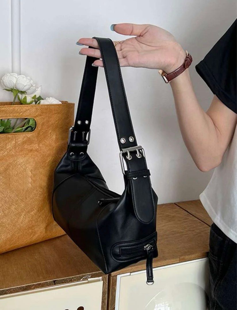 Black Baguette Bag/Shoulder Bag (Category: Shoulder Bags) located in Santa Catalina. Submitted by ranchezmickey (Listing ID 1282033741, Image 1). Description: .