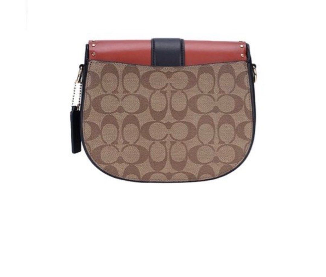 Coach （分類：手袋及銀包）位於 Hong Kong。 由 wingkiuwu 提交（商品編號 1282000117，圖片 3）。簡介： 顏色： 卡其配紅啡色 買了未用過。 尺寸：長21cm 高17cm 寬7cm 正貨。