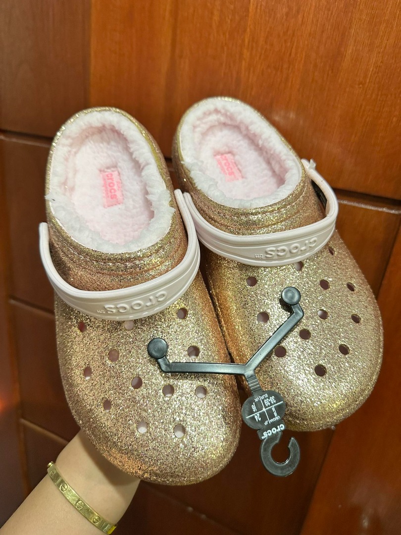 Gold glitter crocs clearance with pink fur