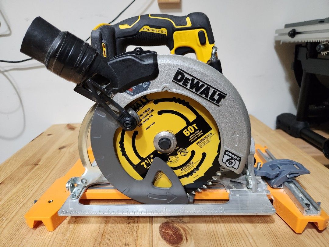 Dewalt circular sales saw dust port