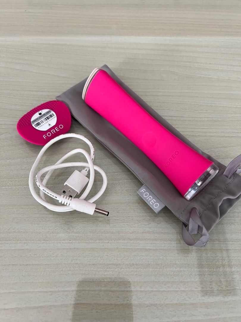 Foreo ESPADA Pro-level acne treatment (Category: Face Care) located in Quezon City. Submitted by bonjour_11 (Listing ID 1282049729, Image 2). Description: Used only a few times RFS: no longer using it Target, treat, and terminate acne at home. ESPADA™ is an FDA-cleared medical device that combines blue LED light and T-Sonic™ pulsations to treat acne before and during a breakout. It’s non-invasive, pain-free, and fights acne, pimples, blemishes, i