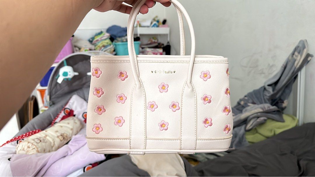Girl 2025 studio bag
