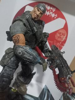 Neca Gears of War 2 figure set with Gun accessory