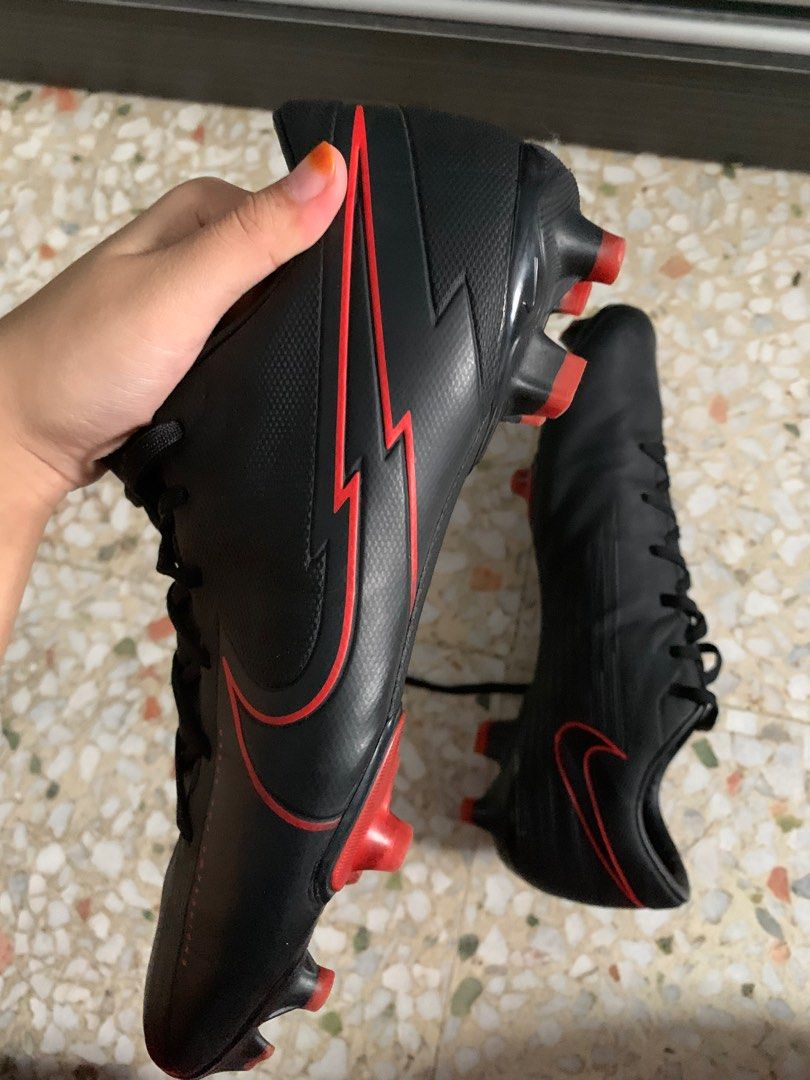 Red and black hotsell nike football boots
