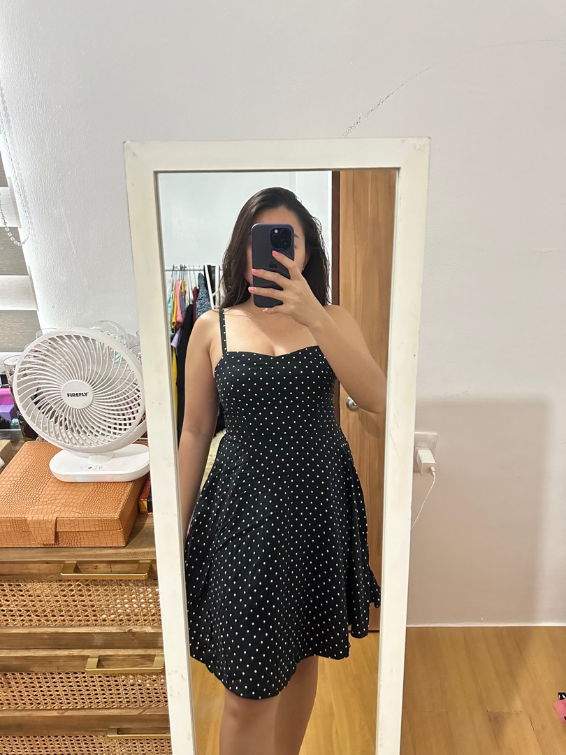 OLD NAVY Polka Dots Dress  Ganda ng Neckline  Smocked sa likod  Adjustable strap M on tag, up to semi L P250, Women's Fashion, Dresses &  Sets, Dresses on Carousell