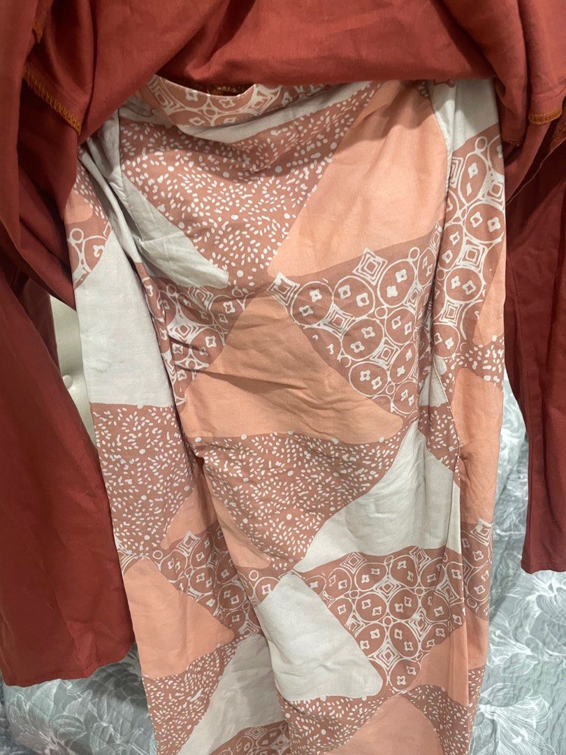PARCA KURUNG (Category: Baju Kurung & sets) located in Kuala Lumpur. Submitted by wewear.vintages (Listing ID 1282039708, Image 3). Description: PARCA KURUNG COLOUR BRICK ORANGE SIZE S CONDITION LIKE NEW PAKAI SEKALI JE TIME RAYA.