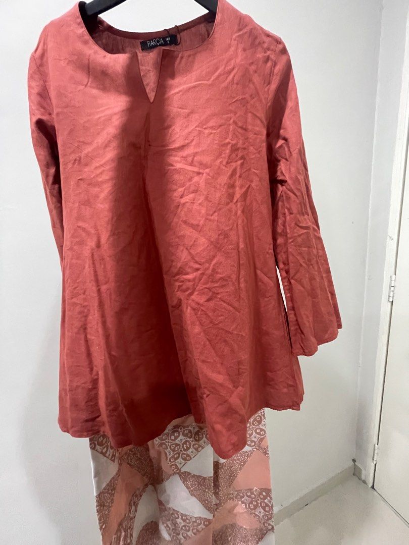 PARCA KURUNG (Category: Baju Kurung & sets) located in Kuala Lumpur. Submitted by wewear.vintages (Listing ID 1282039708, Image 2). Description: PARCA KURUNG COLOUR BRICK ORANGE SIZE S CONDITION LIKE NEW PAKAI SEKALI JE TIME RAYA.