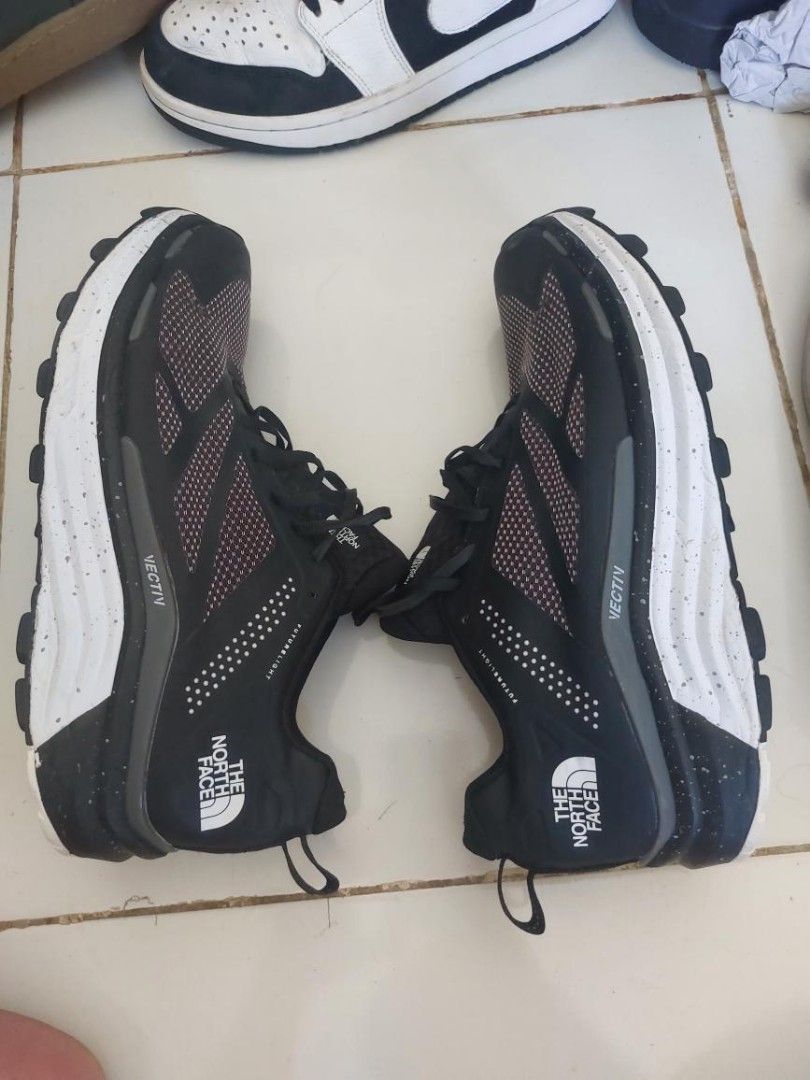 Sepatu running the north face tnf original size 42 like new Fesyen Pria Sepatu Sneakers di Carousell