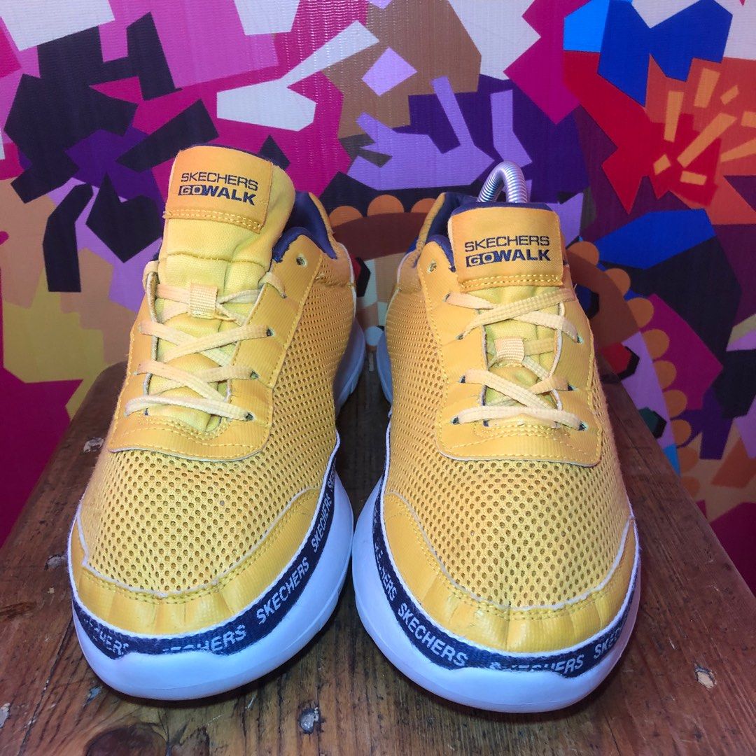 Skecher go walk, Fesyen Pria, Sepatu Sneakers di Carousell