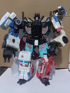 Transformers Combiner Wars Defensor,  Protectobot, Rescuebot - 6 members including Groove for chest