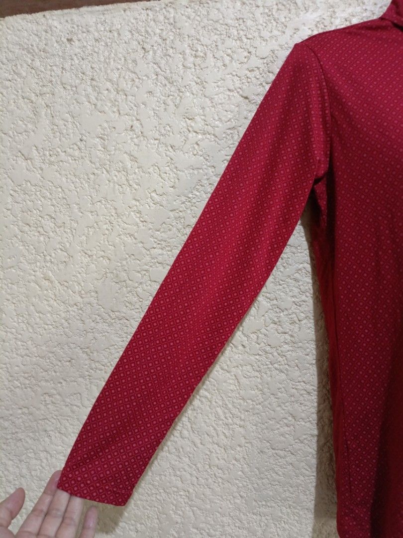 Uniqlo heattech turtleneck long sleeve large (Category: Longsleeves) located in Santa Cruz. Submitted by beabagos (Listing ID 1282008134, Image 3). Description: ❗❗❗PLEASE READ❗❗❗ *This item is preloved, please manage your expectations. I don't do return/refund so please always read the description and check the pictures. Flaws are always indicated if there is any.. Uniqlo heattech turtleneck long sleeves color: red with print size: large on tag (