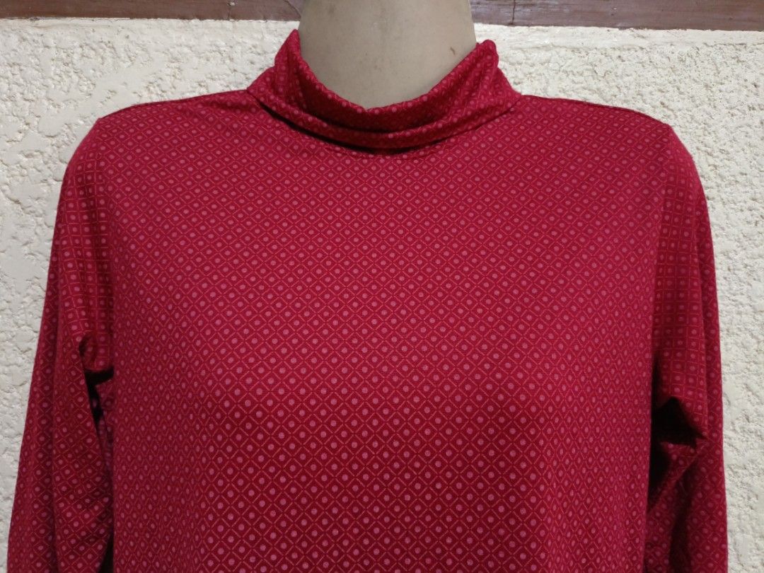 Uniqlo heattech turtleneck long sleeve large (Category: Longsleeves) located in Santa Cruz. Submitted by beabagos (Listing ID 1282008134, Image 2). Description: ❗❗❗PLEASE READ❗❗❗ *This item is preloved, please manage your expectations. I don't do return/refund so please always read the description and check the pictures. Flaws are always indicated if there is any.. Uniqlo heattech turtleneck long sleeves color: red with print size: large on tag (