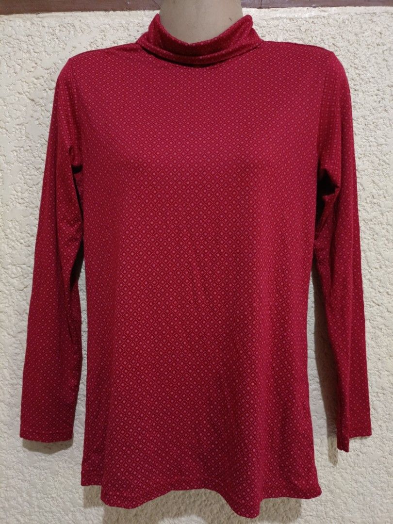 Uniqlo heattech turtleneck long sleeve large (Category: Longsleeves) located in Santa Cruz. Submitted by beabagos (Listing ID 1282008134, Image 1). Description: ❗❗❗PLEASE READ❗❗❗ *This item is preloved, please manage your expectations. I don't do return/refund so please always read the description and check the pictures. Flaws are always indicated if there is any.. Uniqlo heattech turtleneck long sleeves color: red with print size: large on tag (