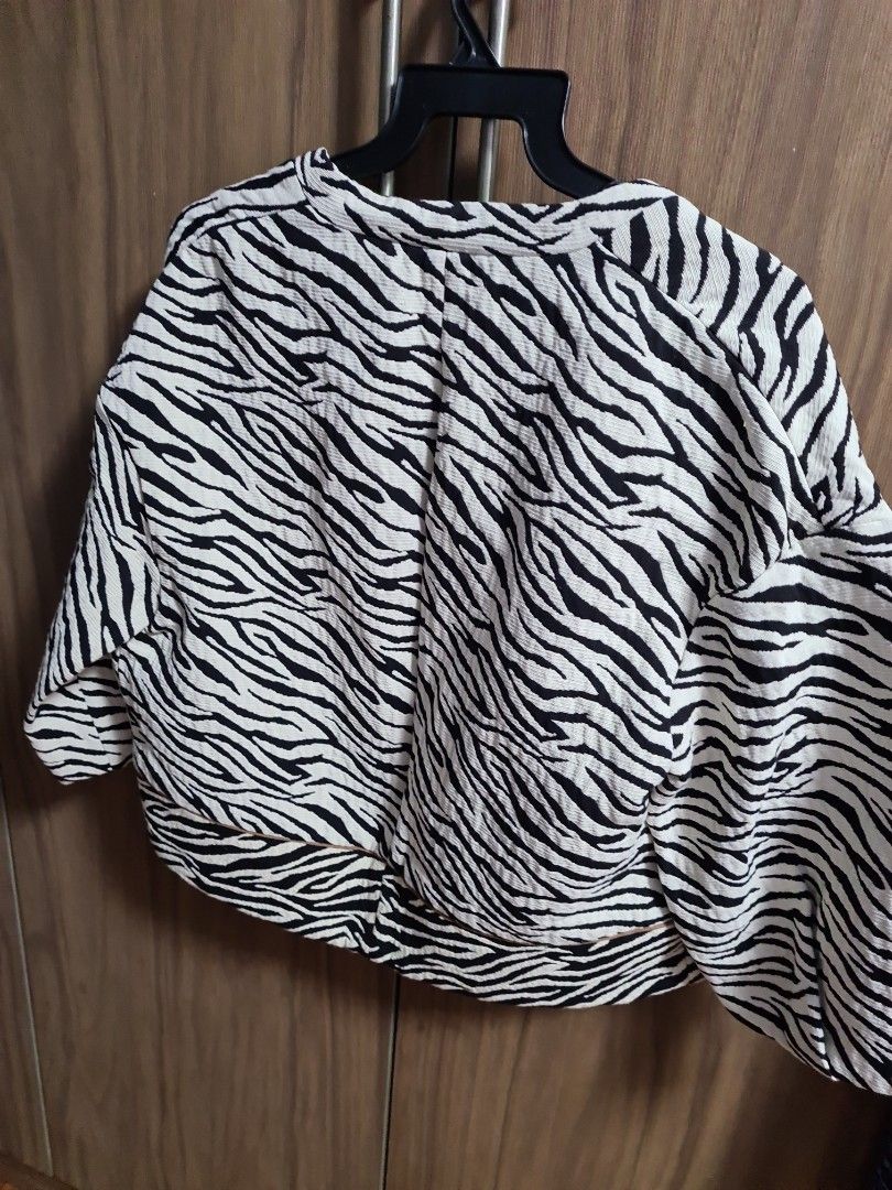 Zara striped jacket Women s Fashion Coats Jackets and Outerwear on Carousell