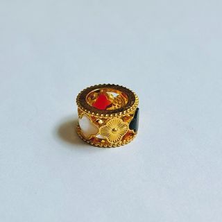 18k gold vca flower round pendant / bracelet charm