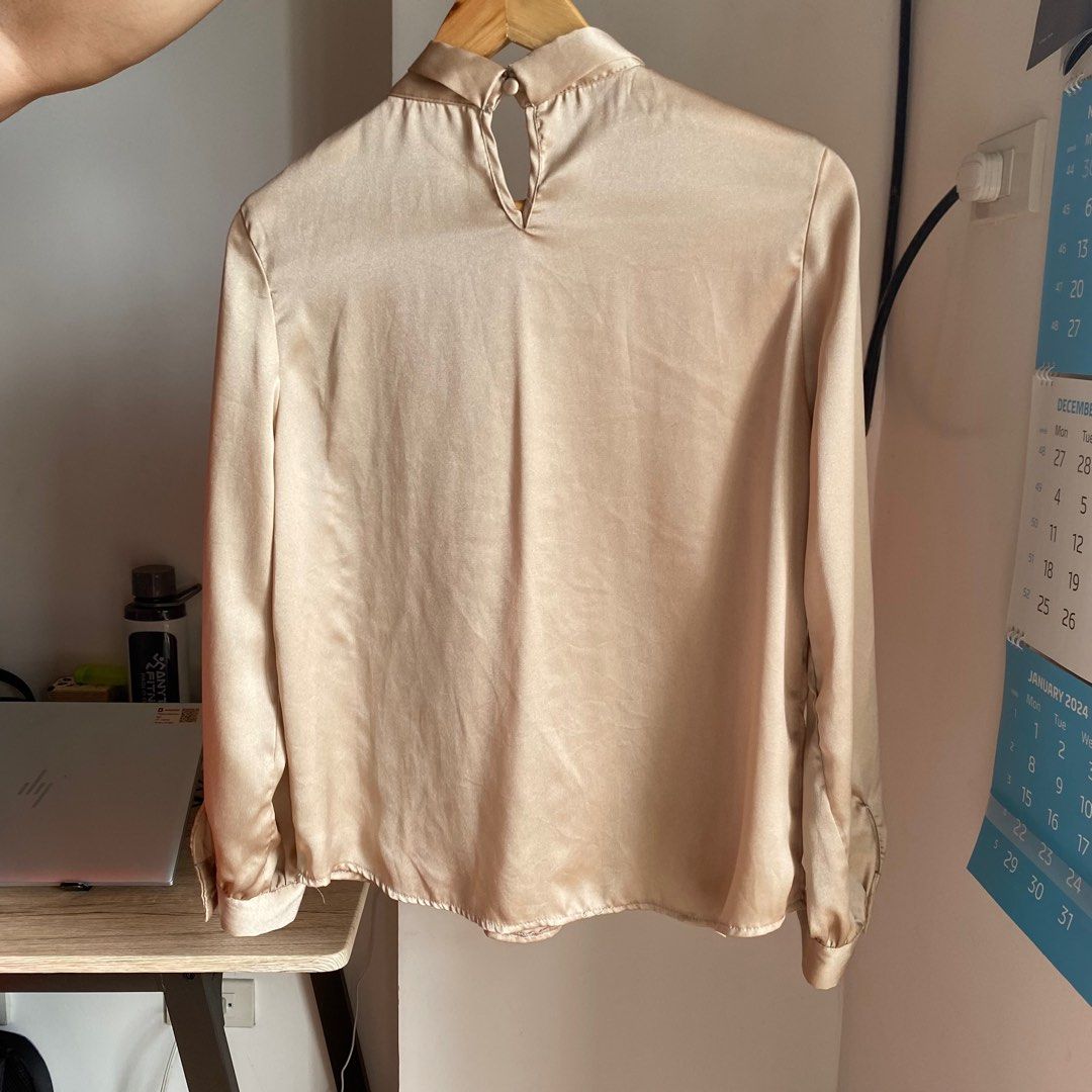 Beige Satin/Silk Longsleeves with Ribbon (Category: Longsleeves) located in Manila. Submitted by bdgdeclutters (Listing ID 1282298756, Image 2). Description: Fits small to medium frames Perfect for office or formal occasions .