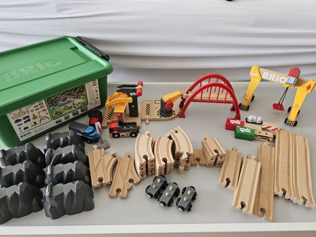 Brio world cargo railway deluxe set hotsell