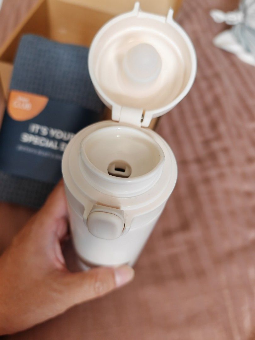 Etoro thermos flask and towel, Furniture & Home Living, Kitchenware &  Tableware, Water Bottles & Tumblers on Carousell