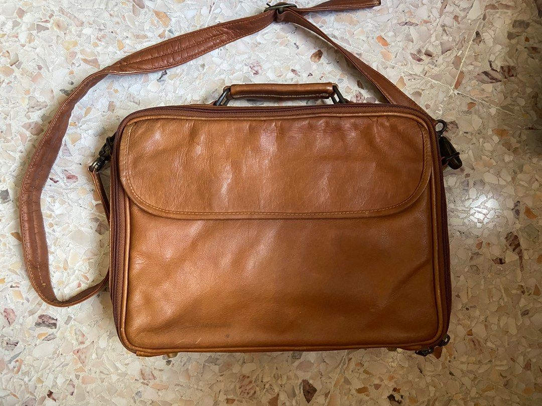 Piel leather hot sale messenger bag