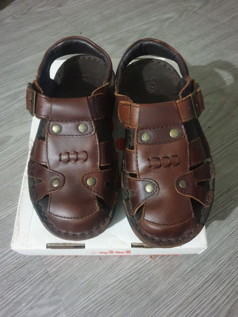 Gibi kids leather sandals (Category: Babies & Kids Fashion) located in Quezon City. Submitted by izari (Listing ID 1282302716, Image 3). Description: in very good condition size: EU 30 leather.