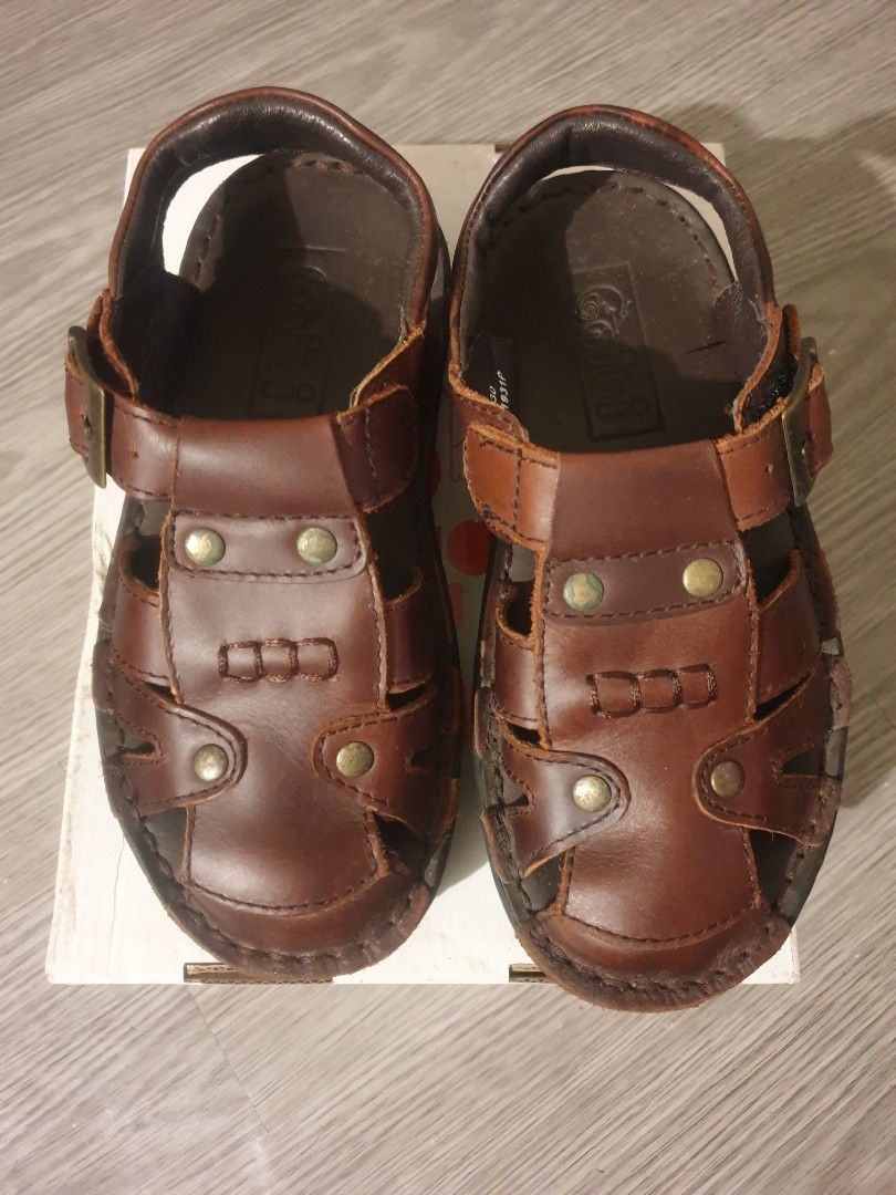 Gibi kids leather sandals (Category: Babies & Kids Fashion) located in Quezon City. Submitted by izari (Listing ID 1282302716, Image 1). Description: in very good condition size: EU 30 leather.