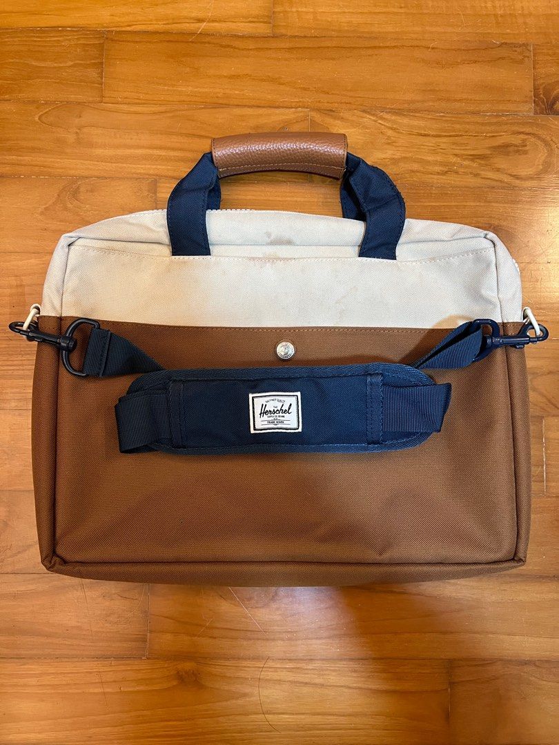 Herschel supply co hot sale clark messenger laptop bag