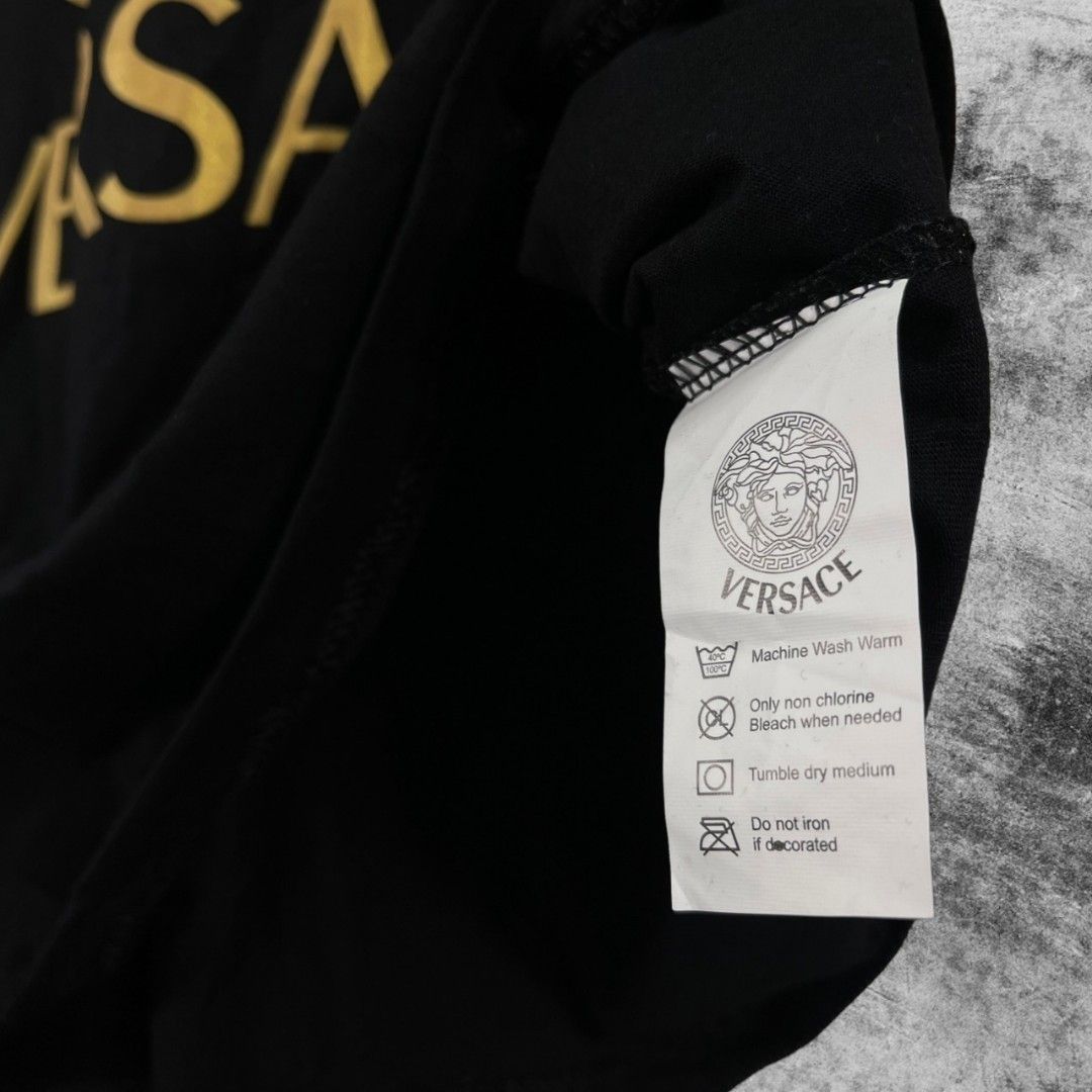 Kaos Versace Medusa Hitam, Fesyen Pria, Pakaian Atasan di Carousell