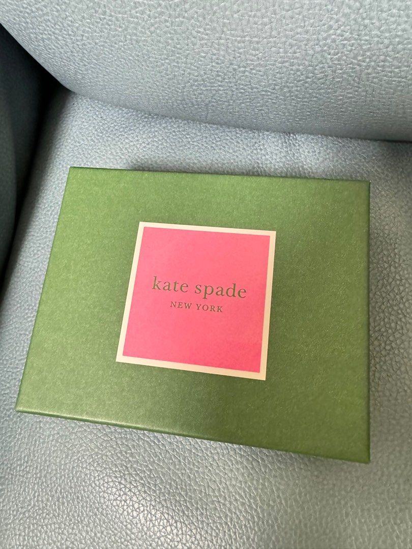 Kate Spade card holder （分類：手袋及銀包）位於 Hong Kong。 由 goodkatkat 提交（商品編號 1282347211，圖片 3）。簡介： 全新，連原裝牛油紙、貼紙及硬皮盒。