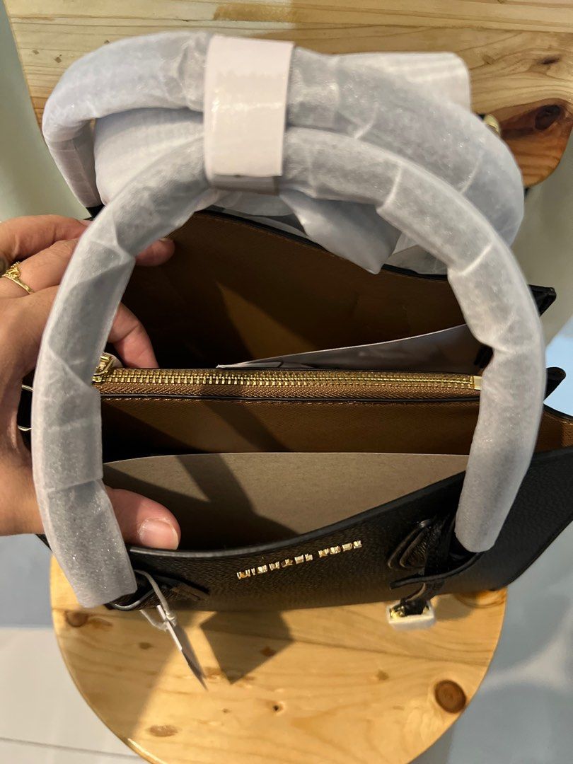 Michael Kors Medium Mercer (Category: Luxury Bags & Wallets) located in Manila. Submitted by marz.shopping (Listing ID 1282213042, Image 3). Description: Orig.